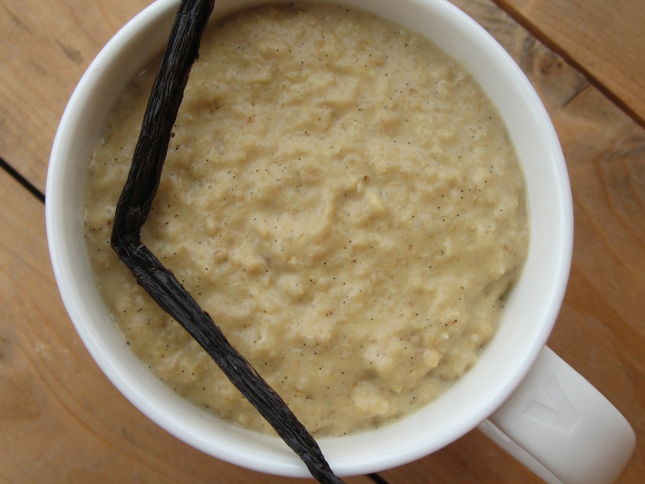Oatmeal with Vanilla, Apple, and Peanut Butter