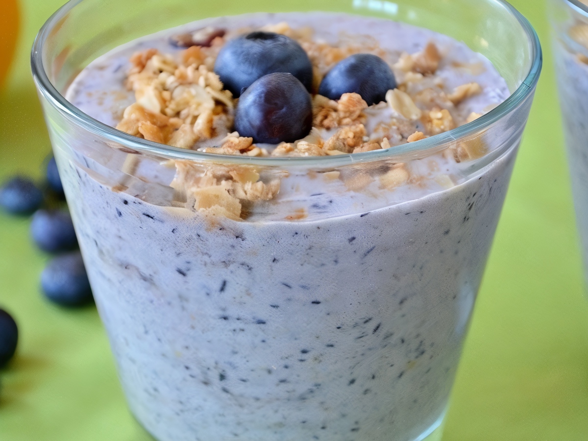 Oatmeal with Banana and Blueberries