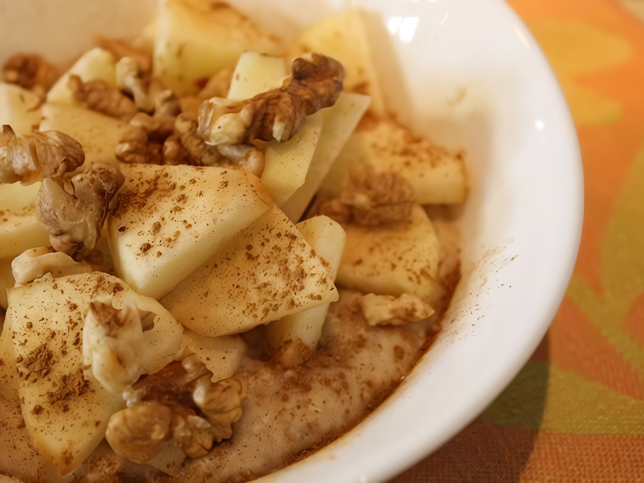 Oatmeal with Apples, Nuts, and Cinnamon