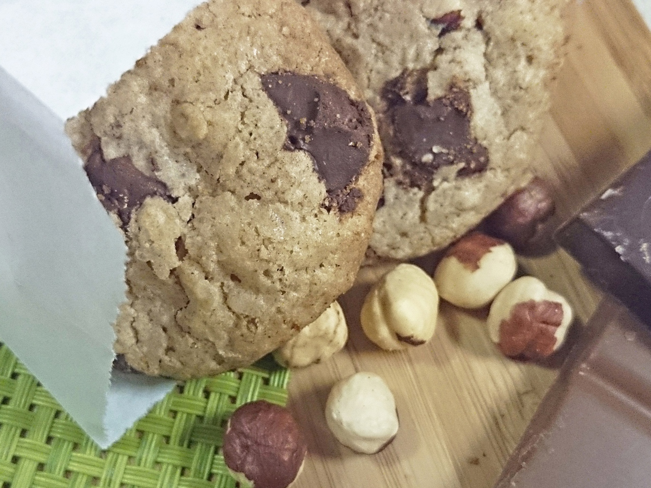 Oatmeal Cookies with Chocolate and Hazelnuts