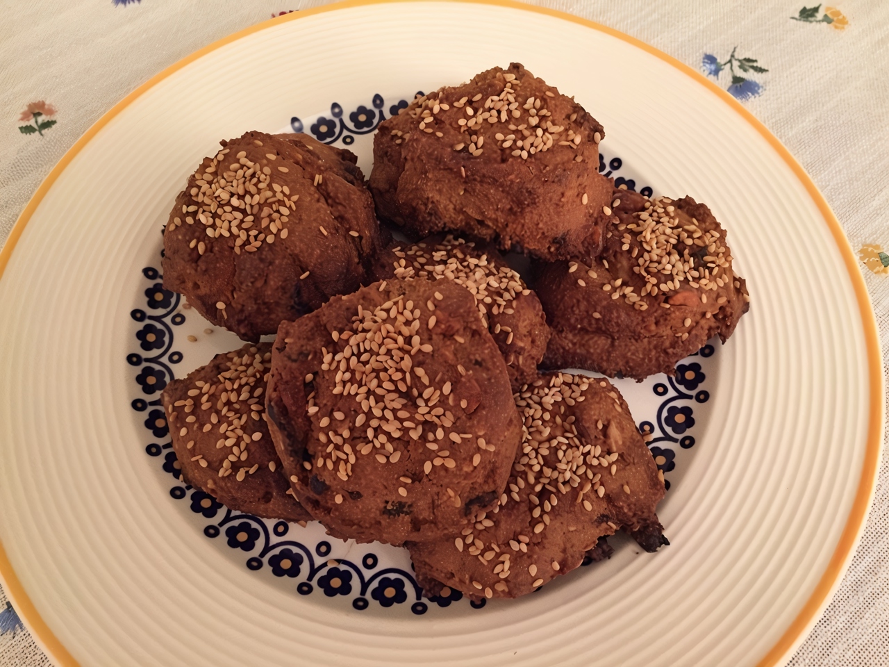 Печенье из кукурузной муки с орехами и черносливом