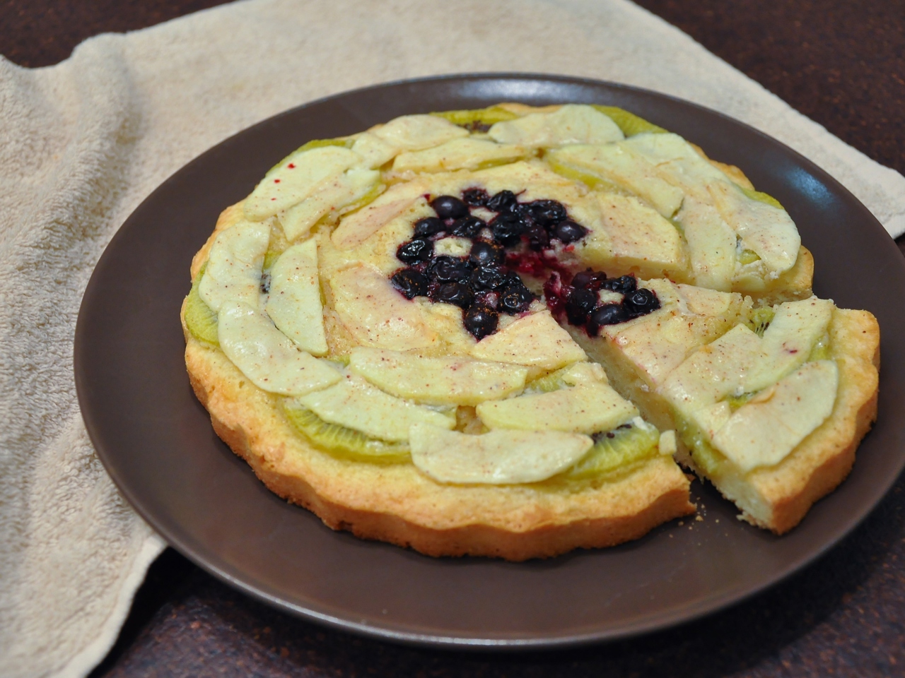 Apple, Kiwi, and Cinnamon Pie