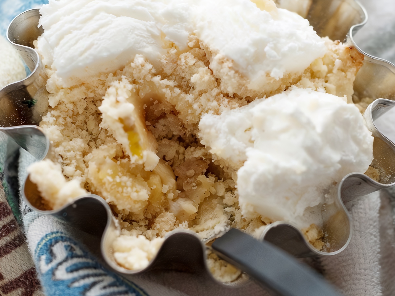 Simple Apple Crumble with Cinnamon and Honey