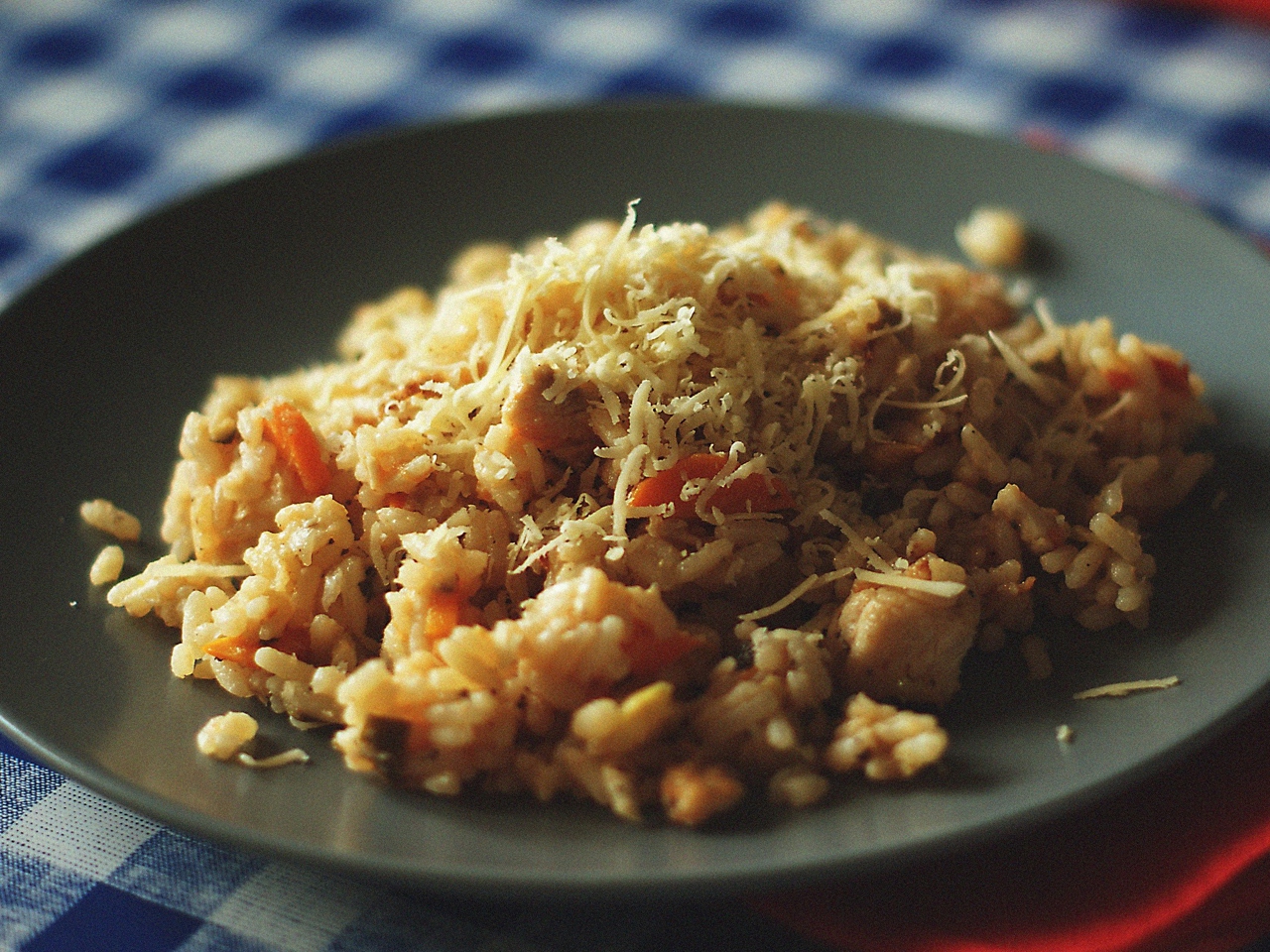 Ризотто с курицей, овощами и пармезаном