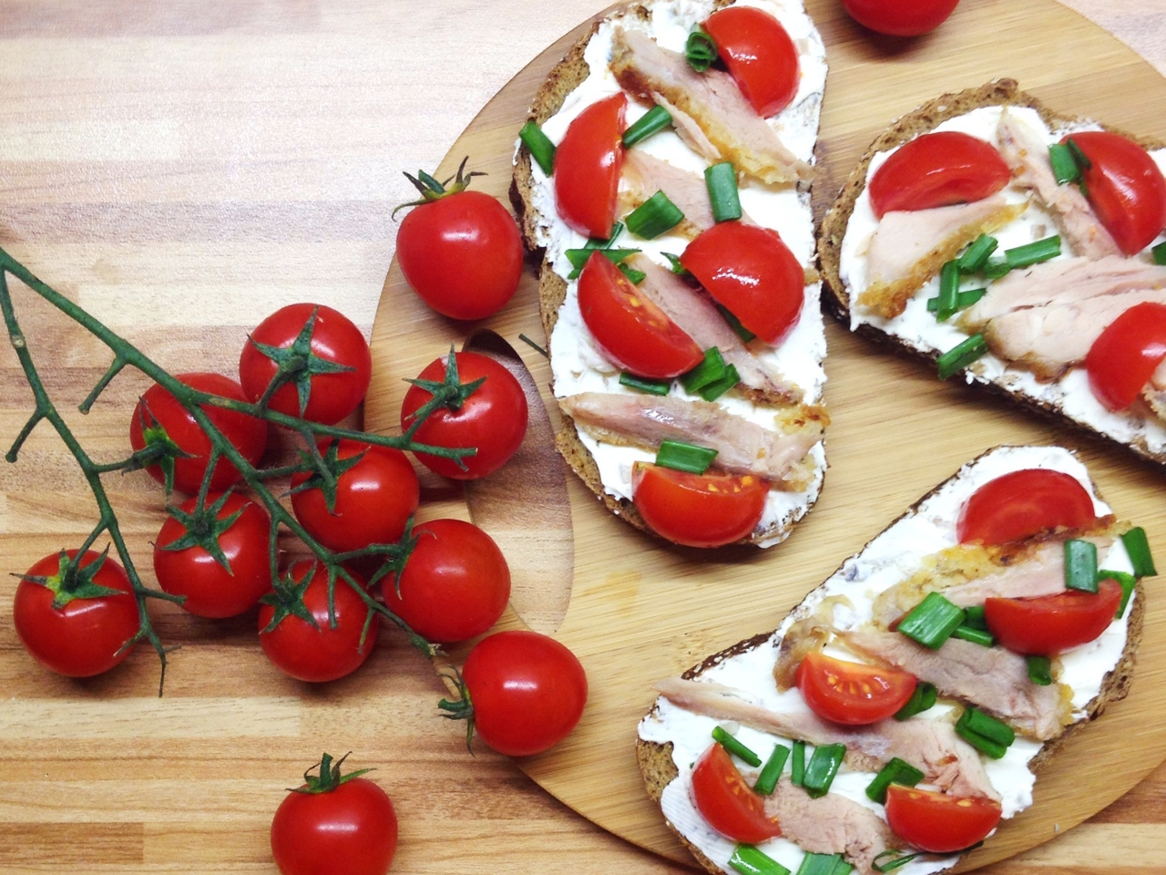 Rye Bruschetta with Chicken Baked in Mustard-Honey Sauce