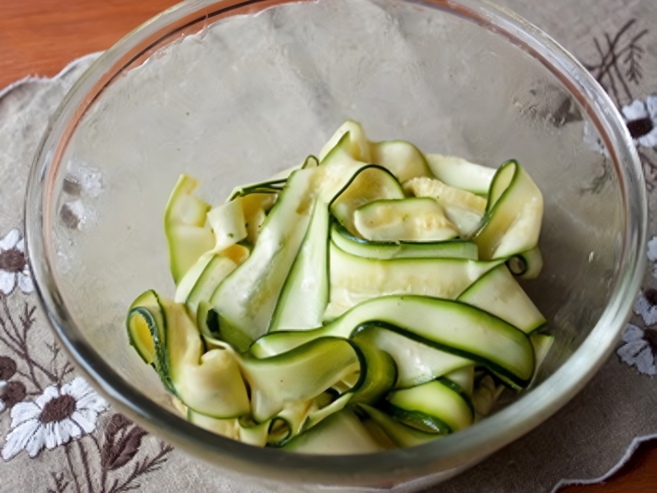 Салат из цукини, чеснока и лимона