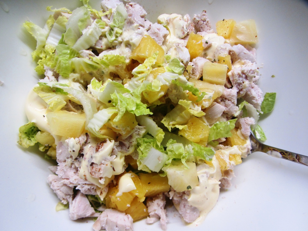 Куриный салат с ананасами и грецкими орехами рецепт – Авторская кухня: Салаты. «Еда»