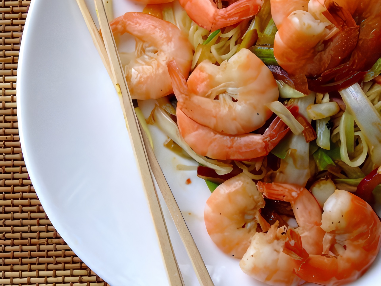 Salad with Egg Noodles, Fried Shrimp, Green Beans, and Chili