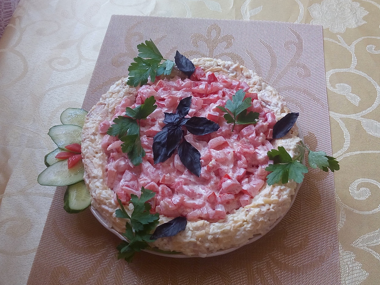 Салат с копченой курицей, сыром и яйцами