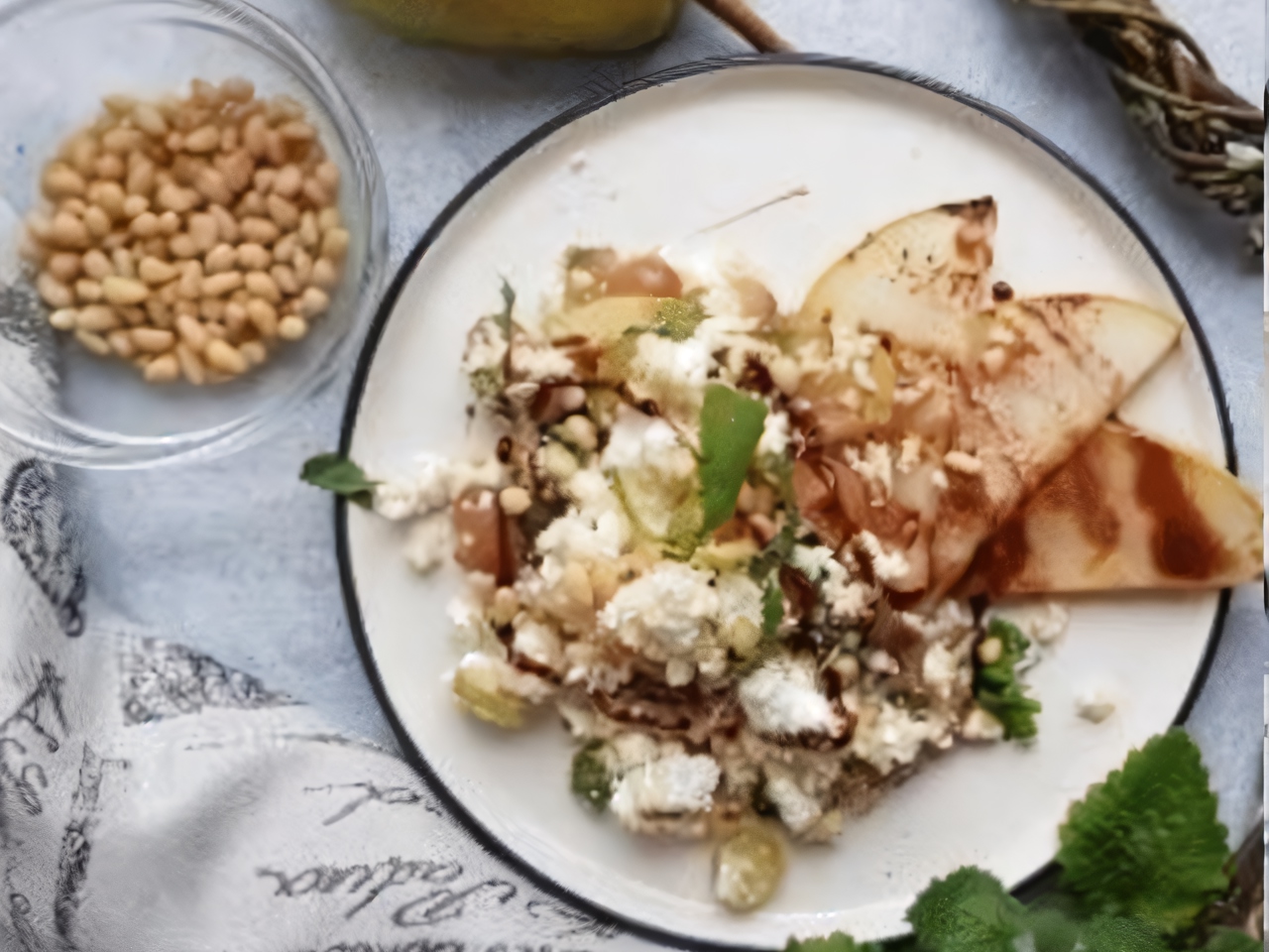 Салат с кускусом, грушами, виноградом, мятой и кедровыми орехами