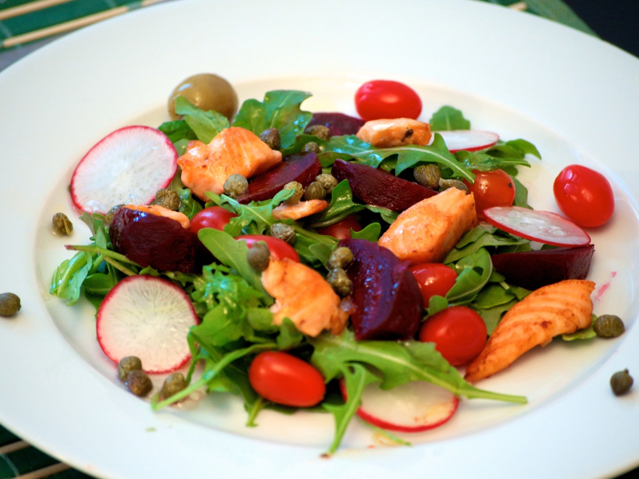 Salad with Salmon and Vegetables