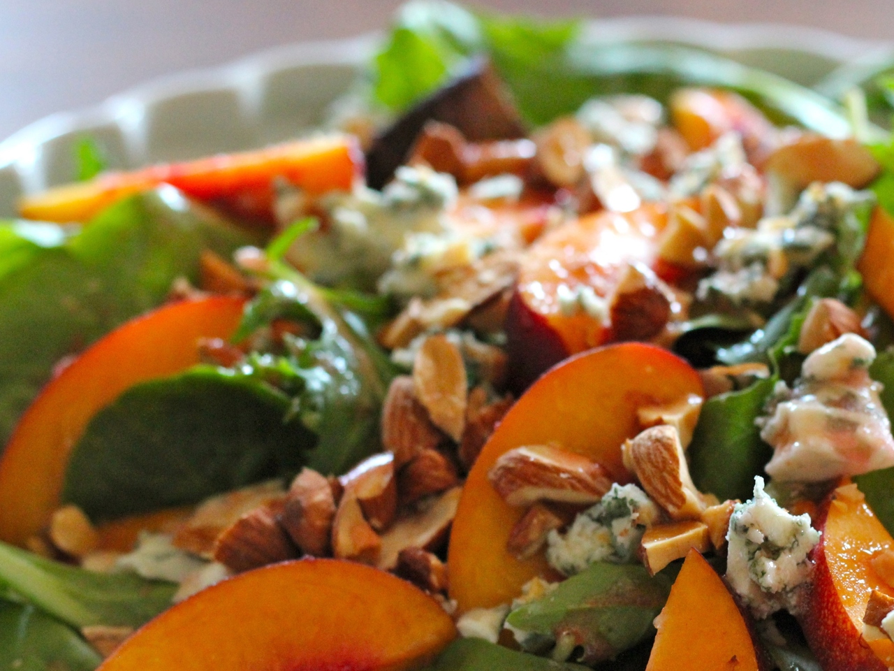 Salad with Nectarine and Cheese