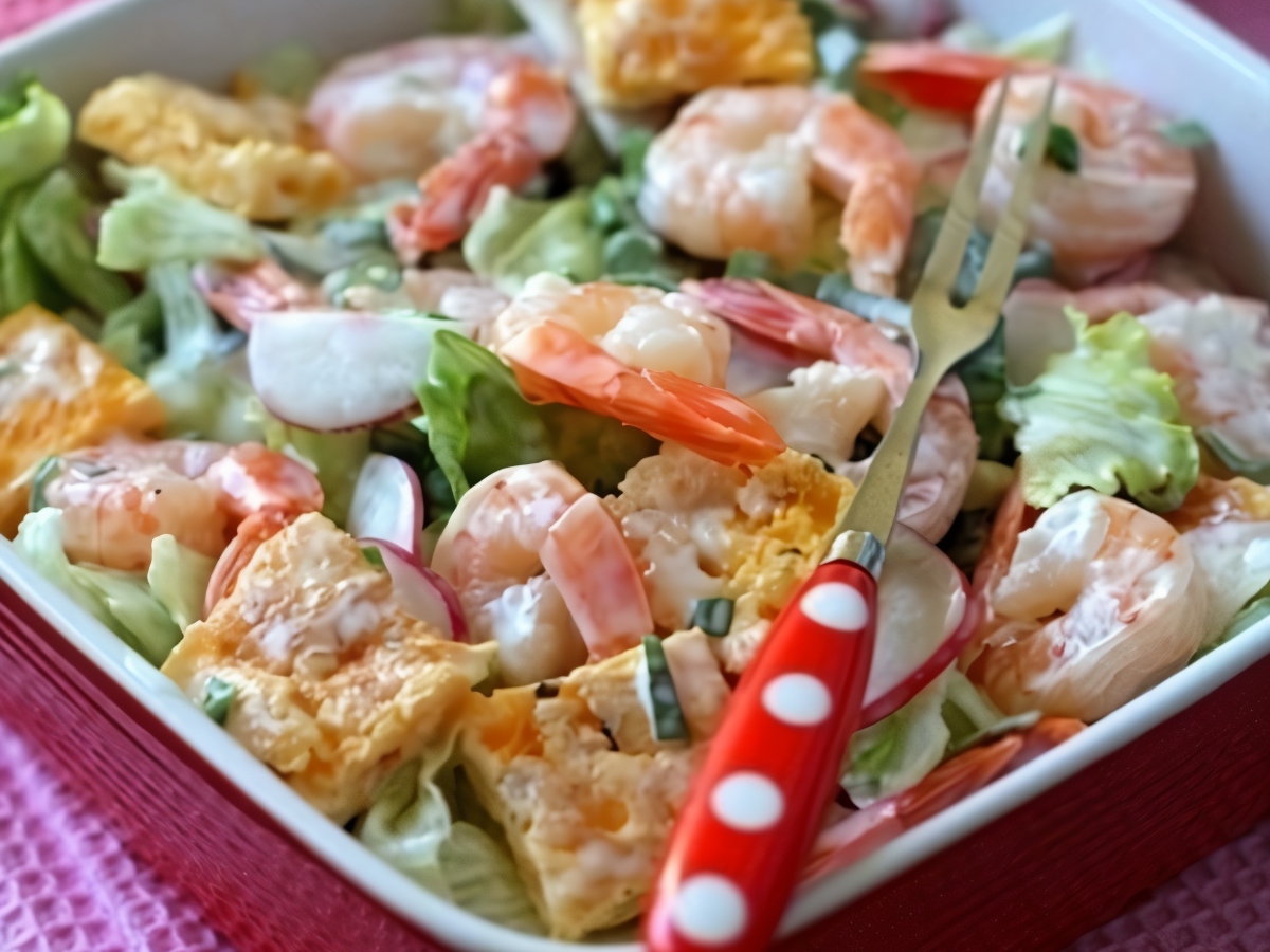 Salad with Omelette and Shrimp
