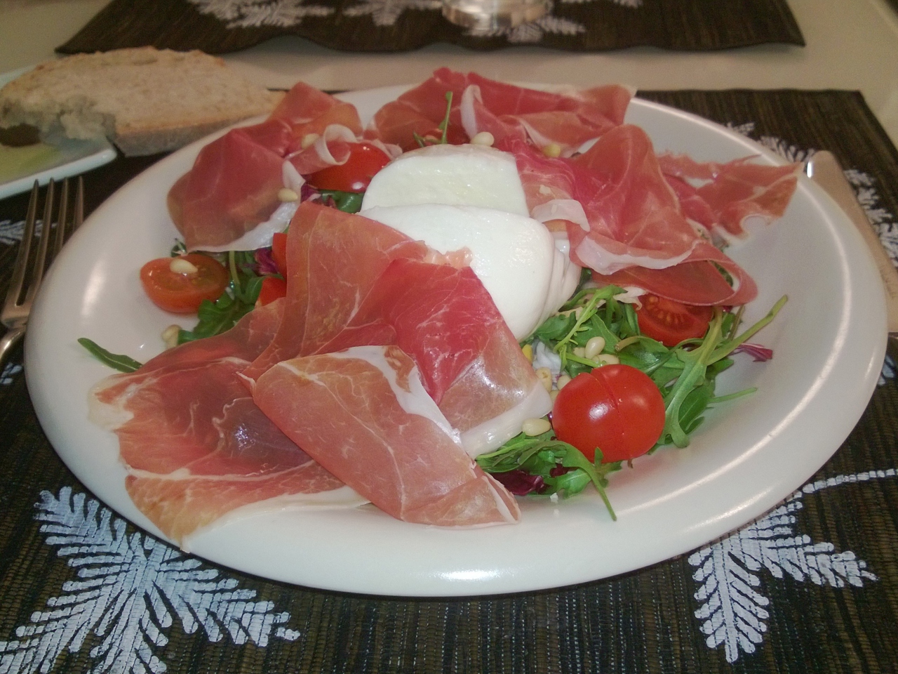 Salad with Prosciutto, Mozzarella, and Arugula