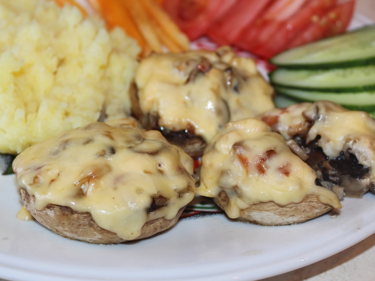 Mushrooms Stuffed with Chicken and Vegetables