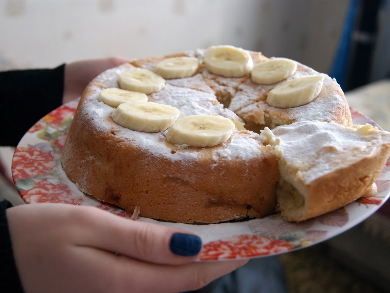 Шарлотка с бананами и вишней