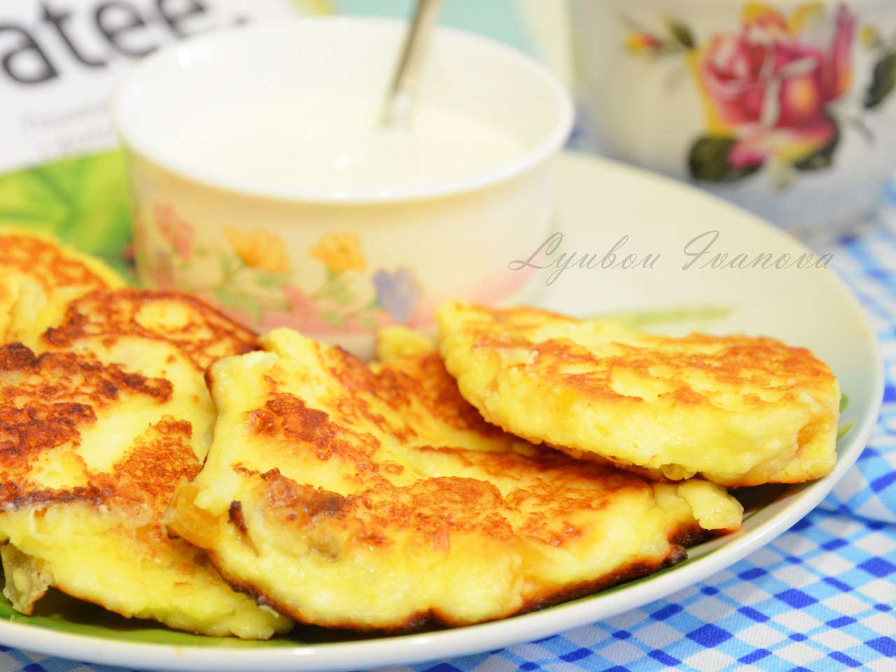 Сырники с бананом, курагой и ванильным сахаром