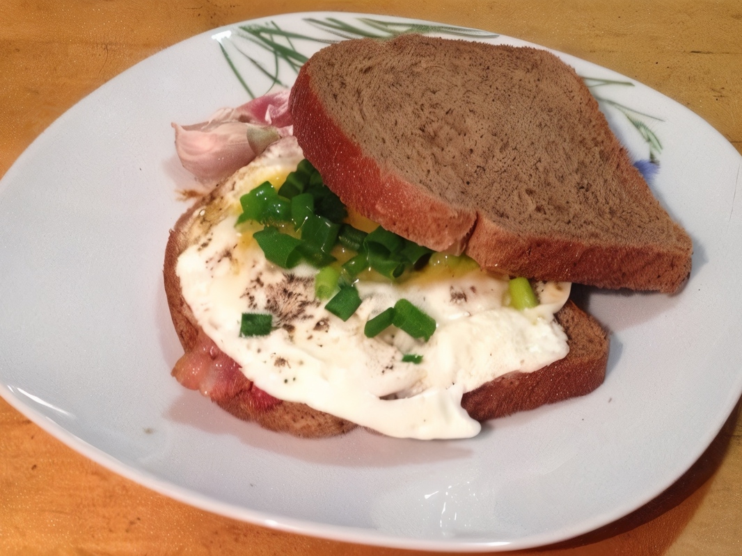 Сэндвич с беконом, яйцом и сливочным сыром