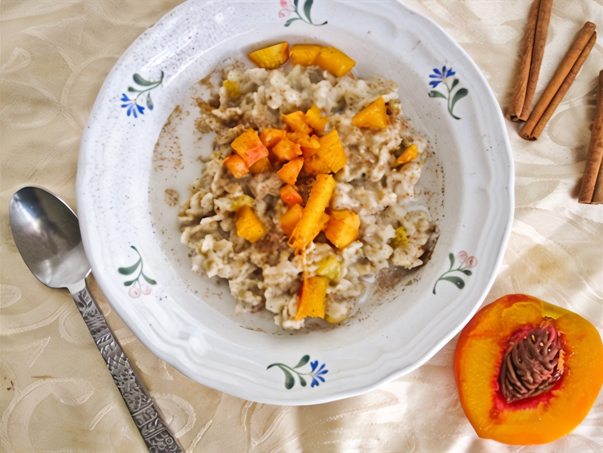 Creamy Oatmeal with Peaches
