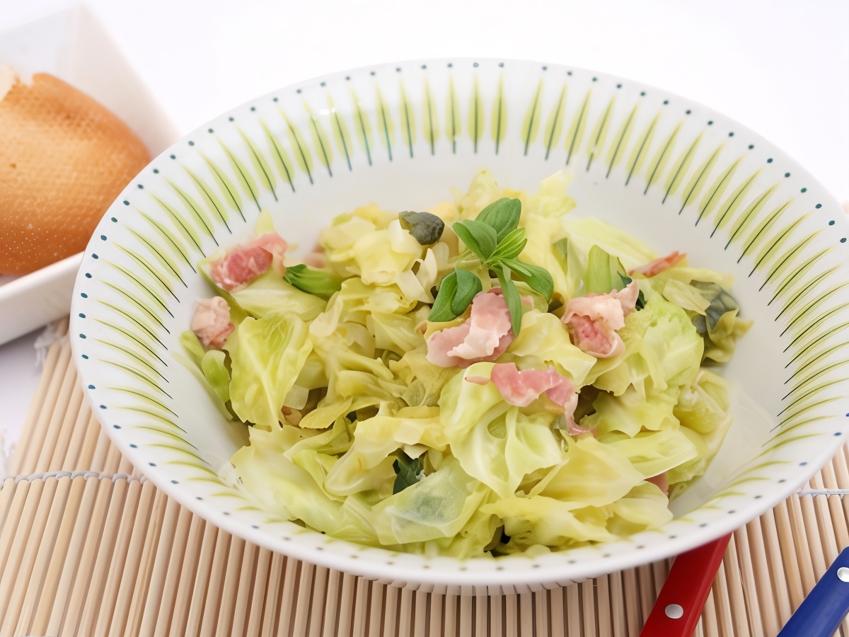 Creamy Savoy Cabbage with Leeks and Garlic