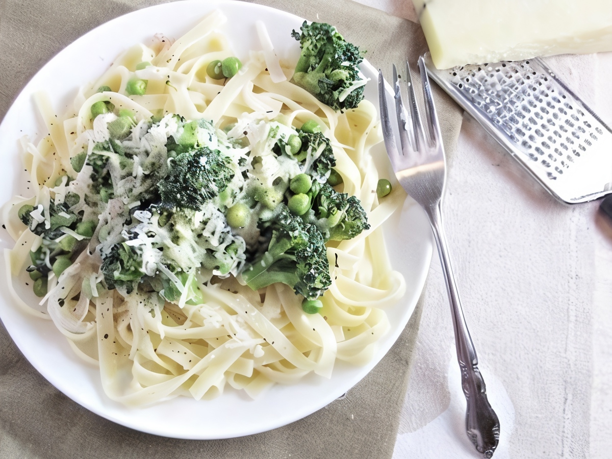 Creamy Lemon Fettuccine with Peas and Broccoli