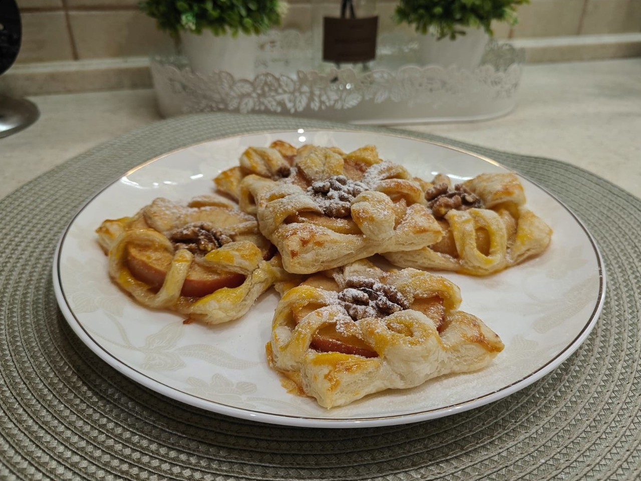 Puff Pastries with Apple, Cinnamon, and Walnuts