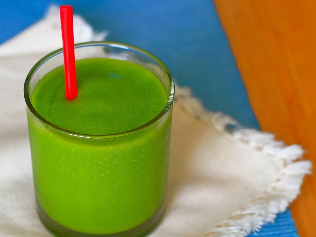 Broccoli, Spinach, and Fruit Smoothie