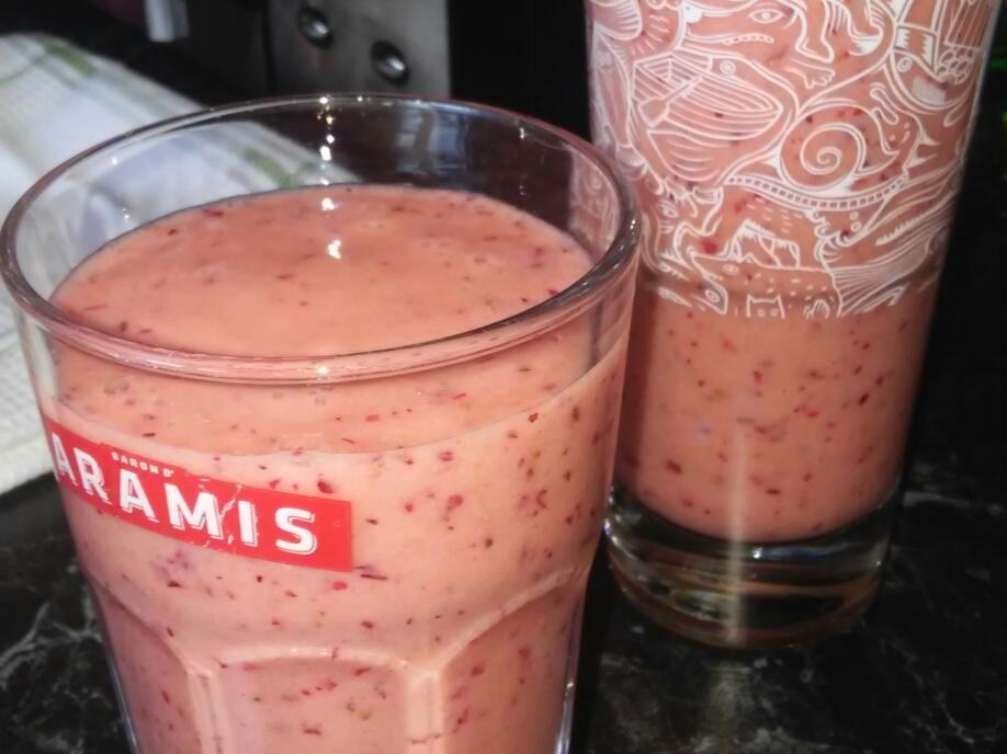 Smoothie with Grapefruit, Banana, and Cranberry