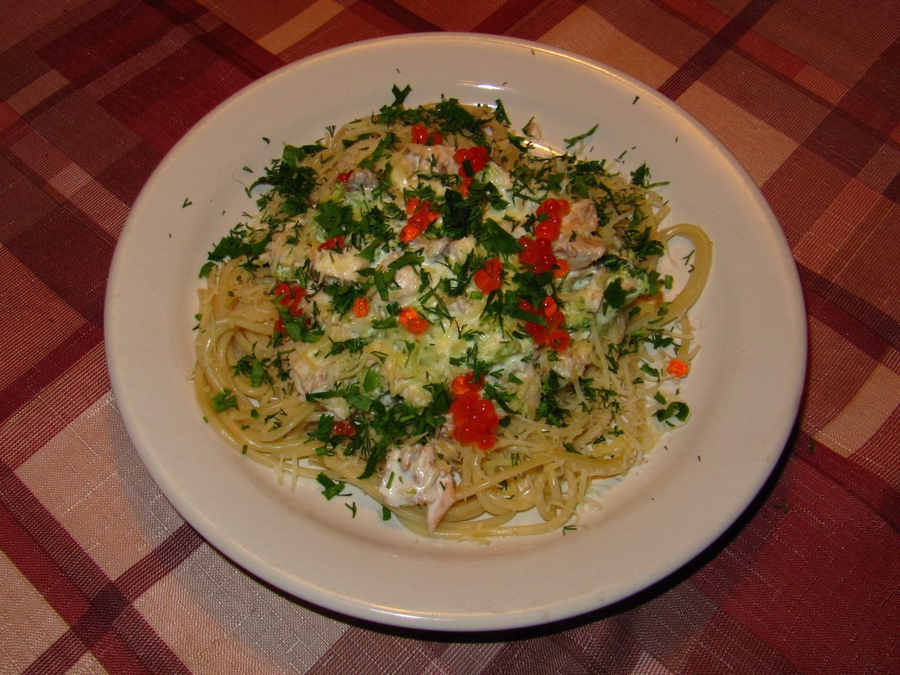 Spaghetti with Salmon and Broccoli in Cream Sauce