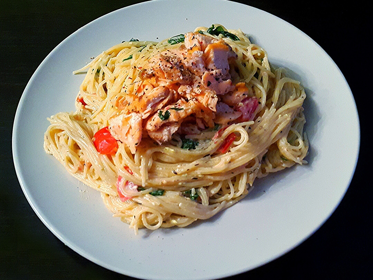 Spaghetti in Cream Sauce with Salmon and Arugula