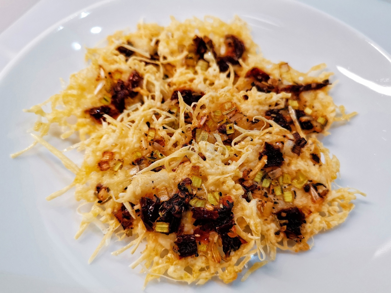 Cheesy Keto Chips with Sun-Dried Tomatoes