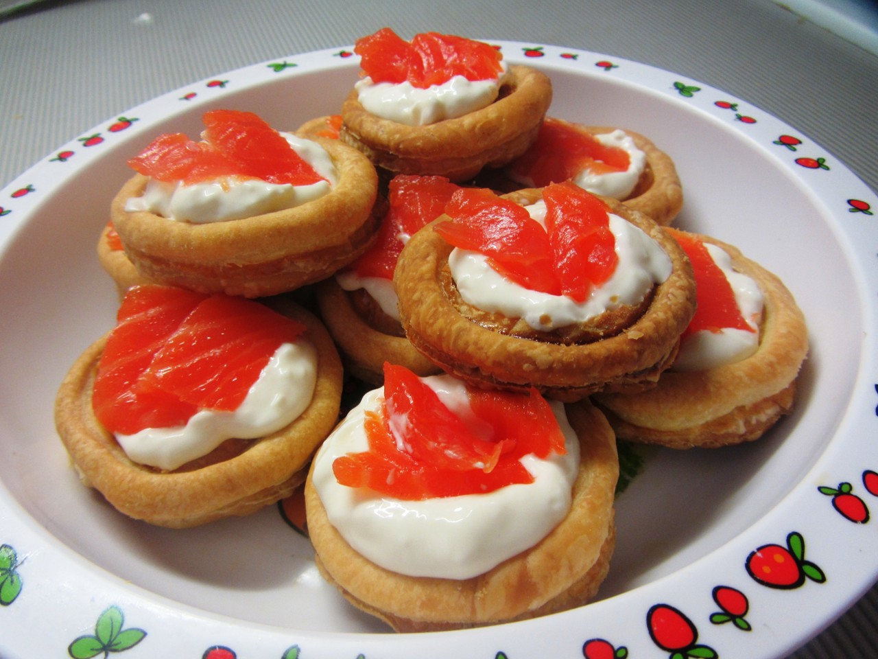 Tartlets with Cream Cheese and Lightly Salted Fish