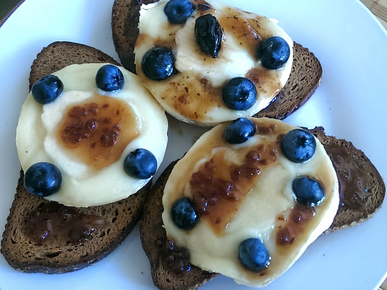 Toasts with Brie, Apples, and Fresh Berries