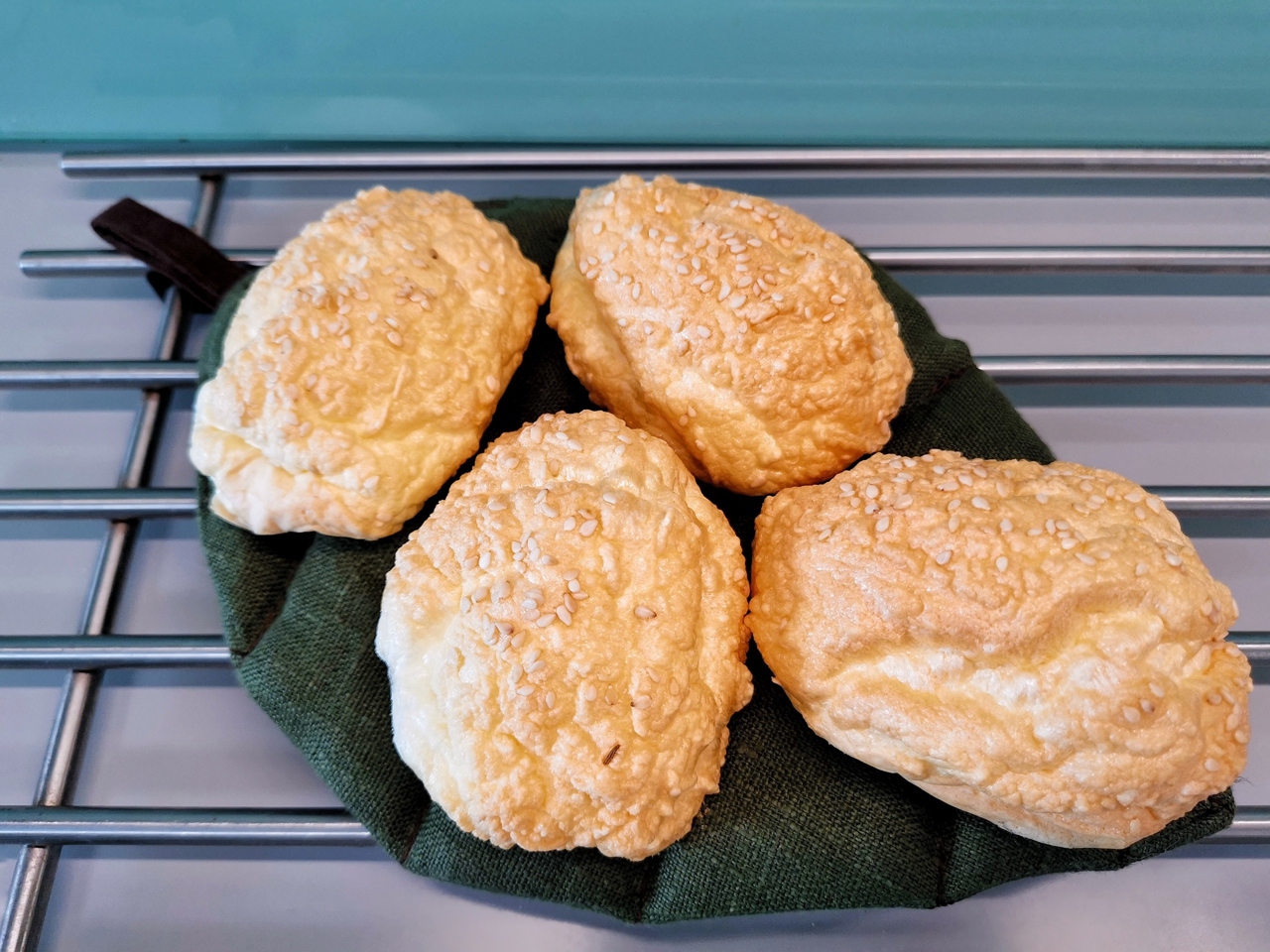 Пышные булочки с творогом и изюмом