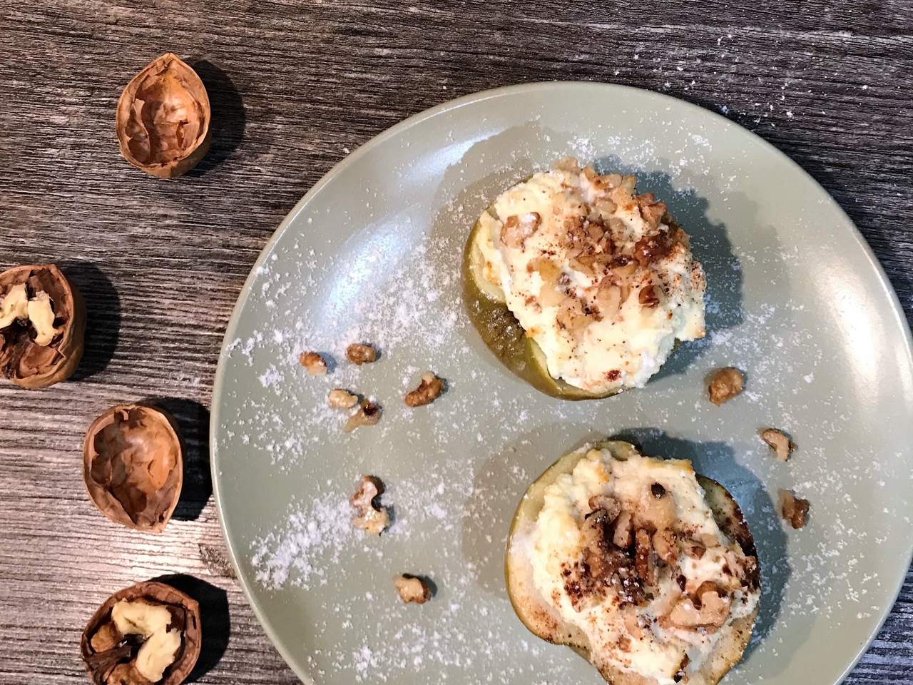 Яблоки, запеченные с творогом и грецким орехом