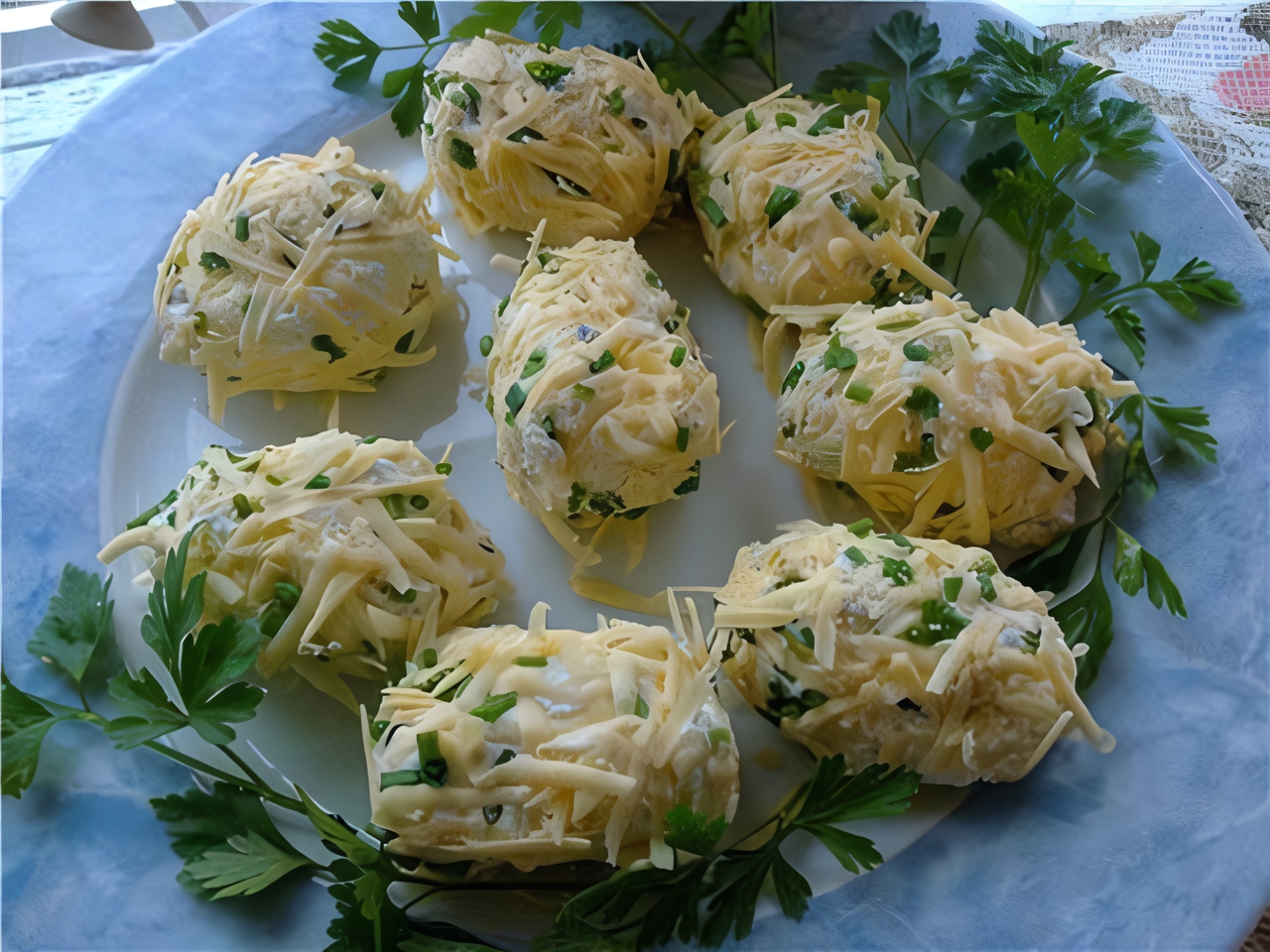 Салат с курицей, грибами, черносливом и грецкими орехами