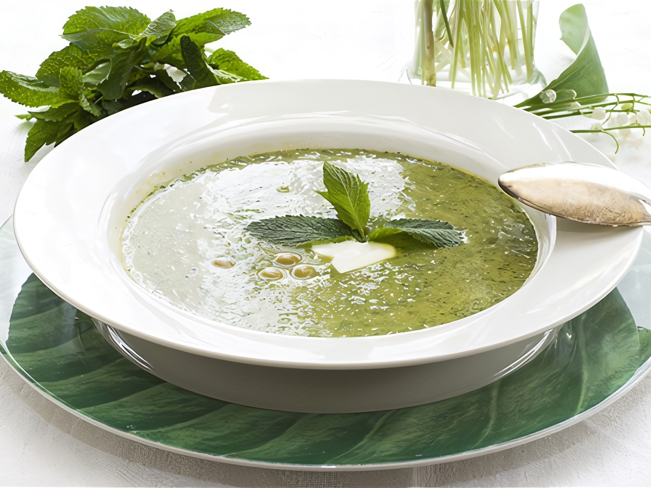 Green Cream Soup with Spinach and Mint with Paprika Oil