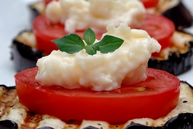 Баклажаны с помидорами под сыром