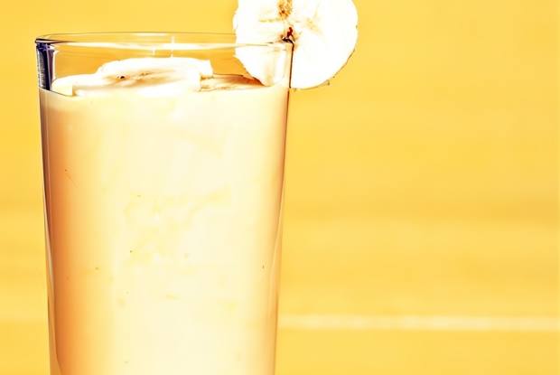 Банановый коктейль с кефиром и медом