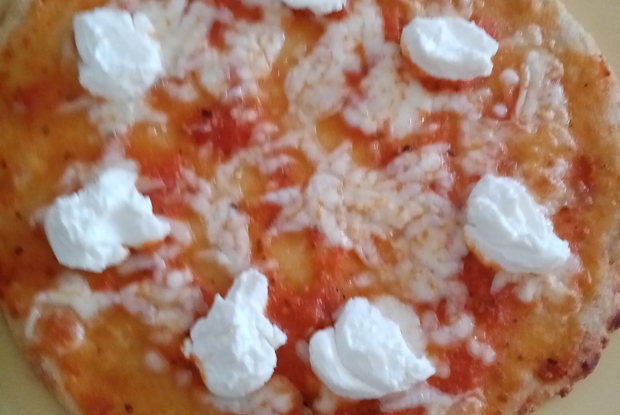 Безглютеновая пицца с томатным соусом