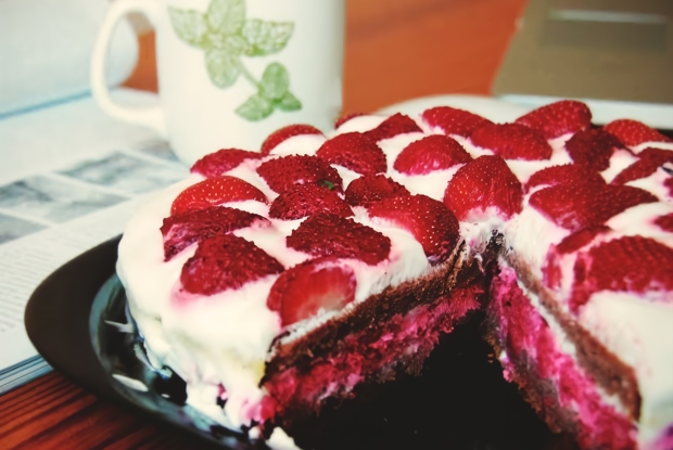 Бисквитный торт с ягодами и двойным кремом