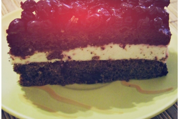 Бисквитный торт с желе из черной смородины