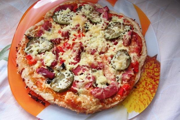 Быстрая пицца с колбасой и овощами