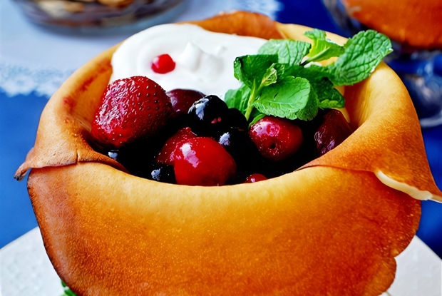 Блинчики десертные с сырным кремом и ягодами