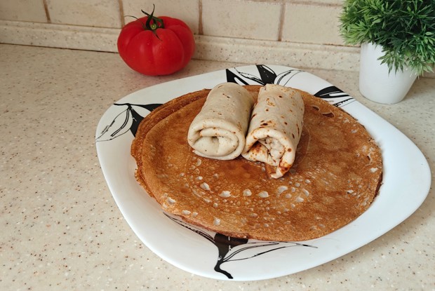 Блинчики с адыгейским сыром и помидором