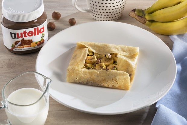 Блины на кефире с бананом, Nutella® и фисташками