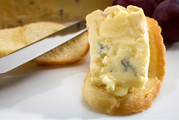 Бутерброды с голубым сыром и беконом