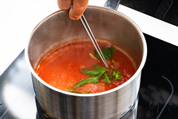 Быстрый томатный соус с базиликом и чесноком