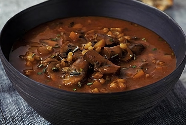 Чечевичный суп с жареными грибами