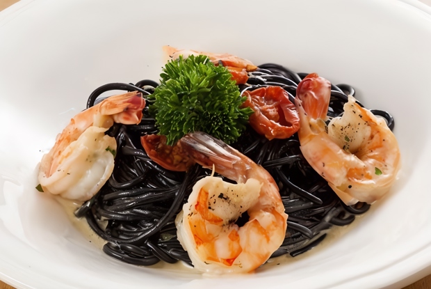 Черные спагетти с лососем и моцареллой